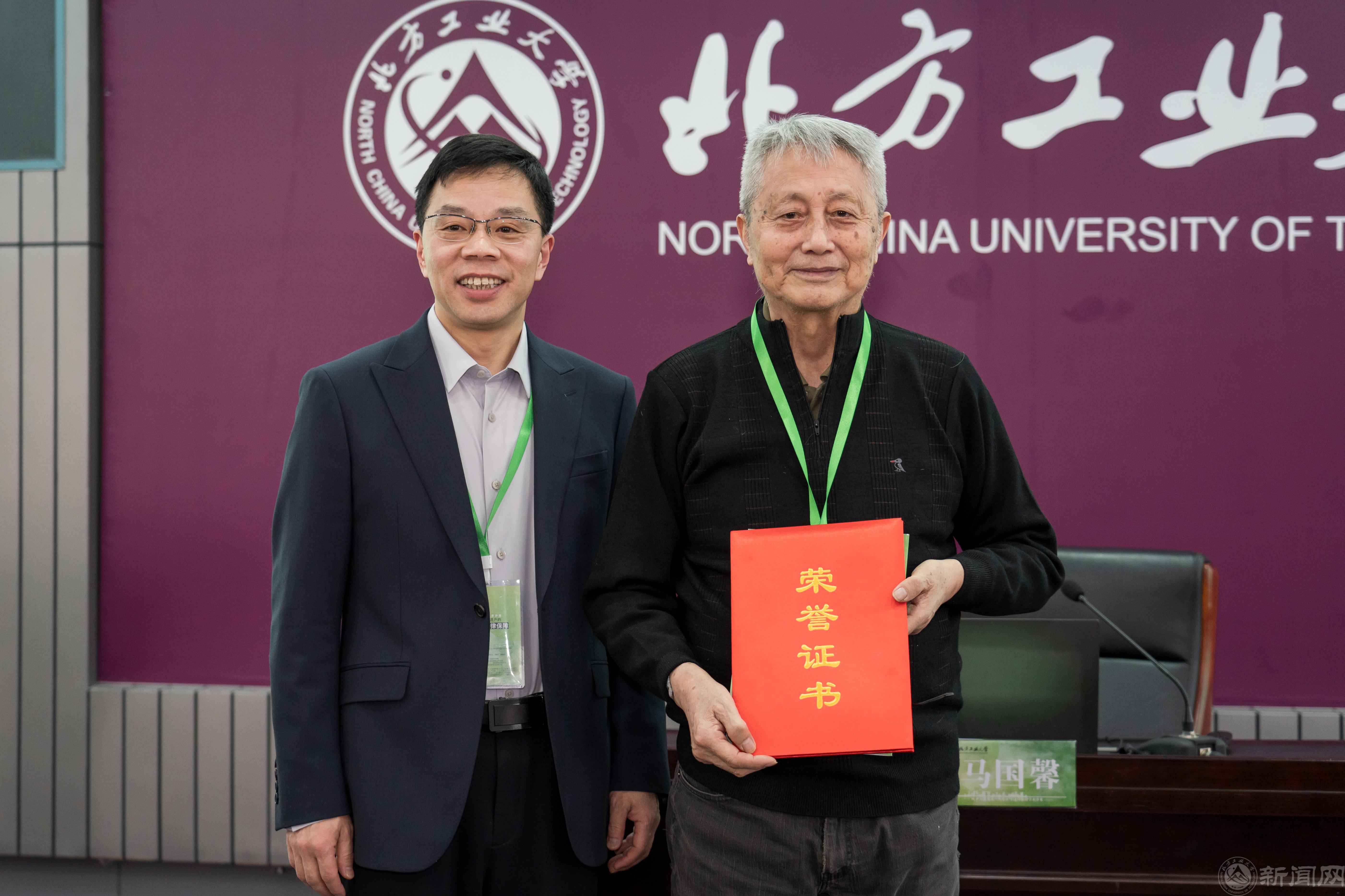 段书记为马院士颁发证书.jpg 段书记为马院士颁发证书.jpg